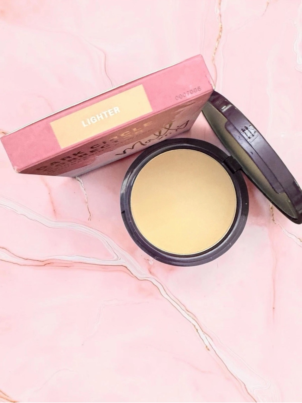 Mally Beauty Dark Circle Corrector Brightening Powder Compact — Lighter.